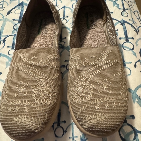 Bare Traps Embroidered Slip-On Shoes - Tan size 7 1/2 - Picture 1 of 3